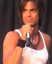 Pedro Enrique cantando en concierto