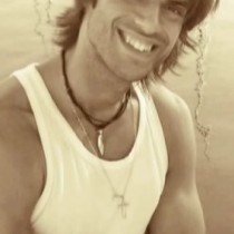 Imagen de Pedro Enrique cruzando los brazos