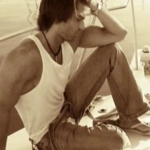 Pedro Enrique sentado y pensativo