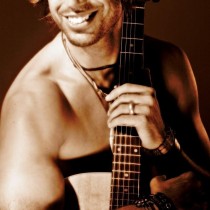 Pedro Enrique tocando guitarra