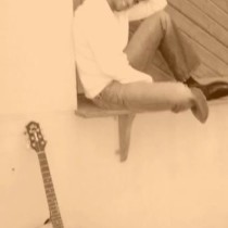 Pedro Enrique en una ventana