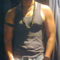 Pedro Enrique con look casual