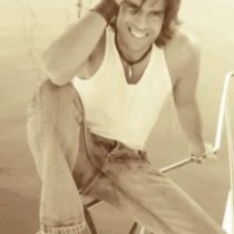 Pedro Enrique apoyado en la barandilla del barco