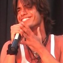 Pedro Enrique cantando