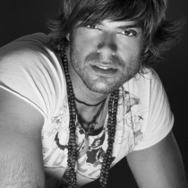 Pedro-Enrique-España-Vuela-Vuela-Vuela-Cantante