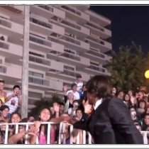 Pedro Enrique saludando a fans
